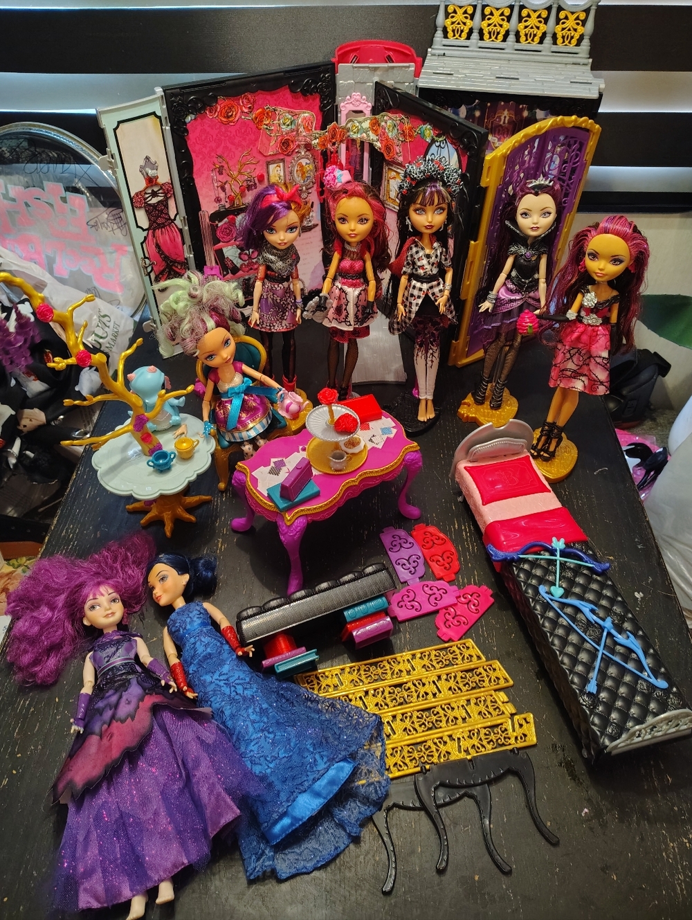 Ever After High Briar Beauty Throne w/Dolls Accessories ,Cerise Hood ,Maddie